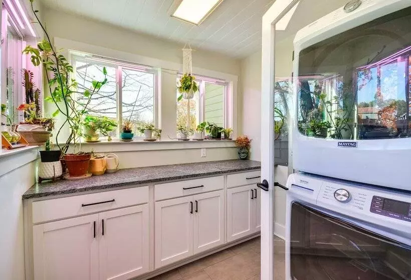 Beautiful Farmhouse W/ Pilot Mtn State Park Views!