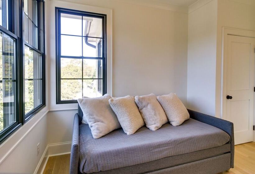 Belmont Vacation Home W/ Fire Pit: Walk Downtown!