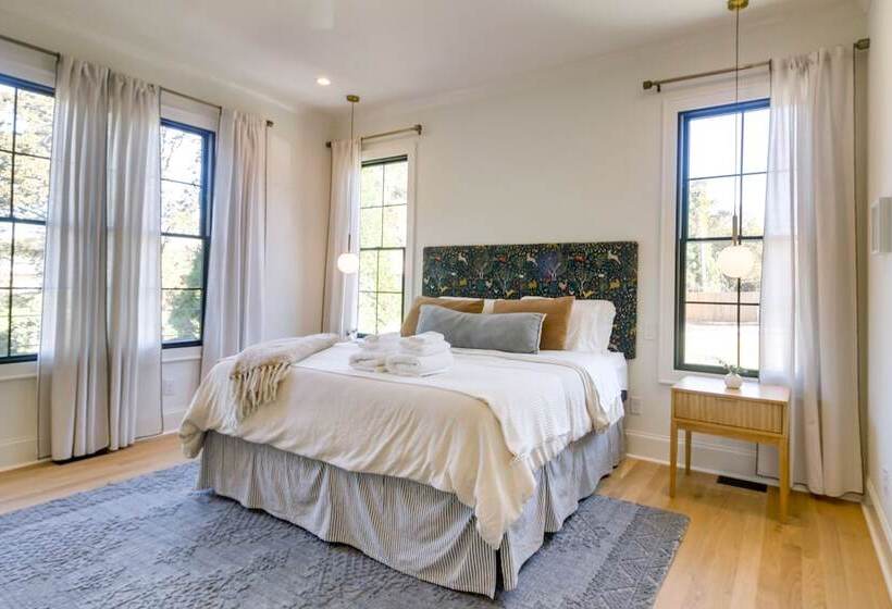 Belmont Vacation Home W/ Fire Pit: Walk Downtown!