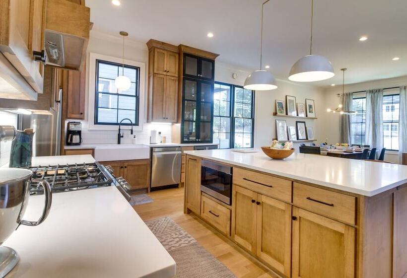 Belmont Vacation Home W/ Fire Pit: Walk Downtown!