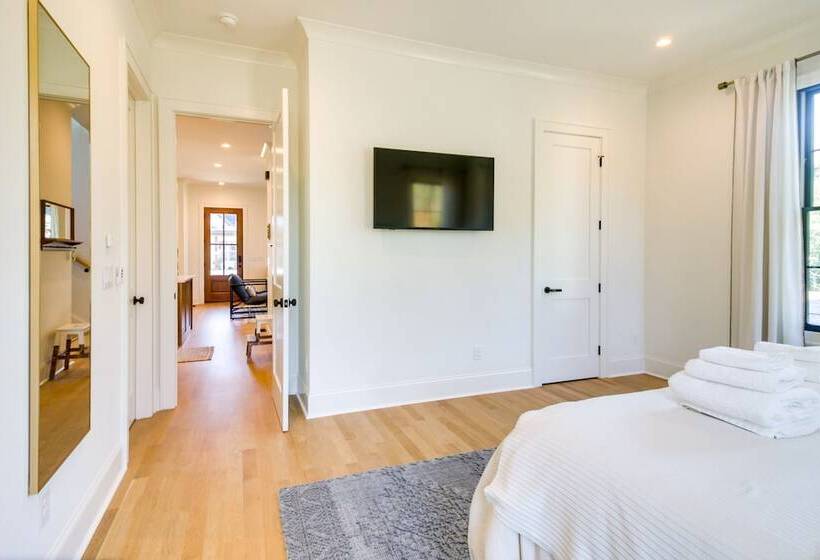 Belmont Vacation Home W/ Fire Pit: Walk Downtown!