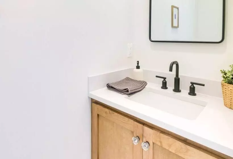 Belmont Vacation Home W/ Fire Pit: Walk Downtown!