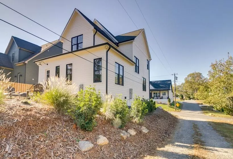 Belmont Vacation Home W/ Fire Pit: Walk Downtown!