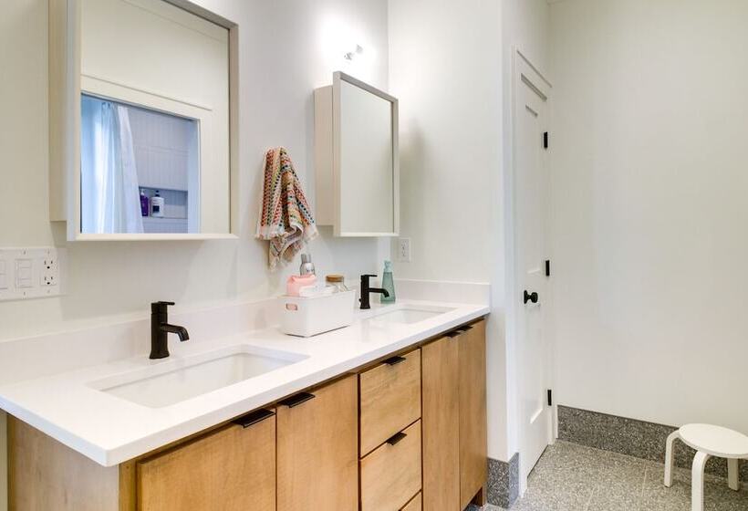 Belmont Vacation Home W/ Fire Pit: Walk Downtown!