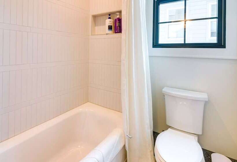 Belmont Vacation Home W/ Fire Pit: Walk Downtown!