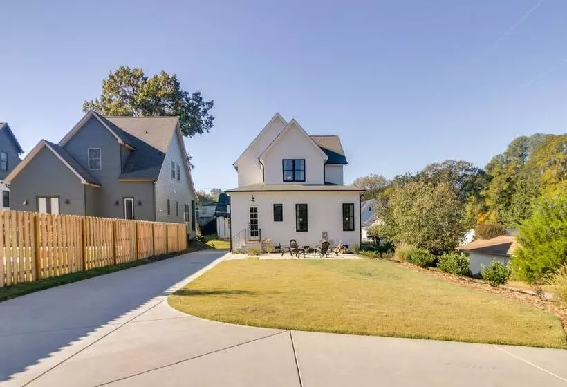 Belmont Vacation Home W/ Fire Pit: Walk Downtown!