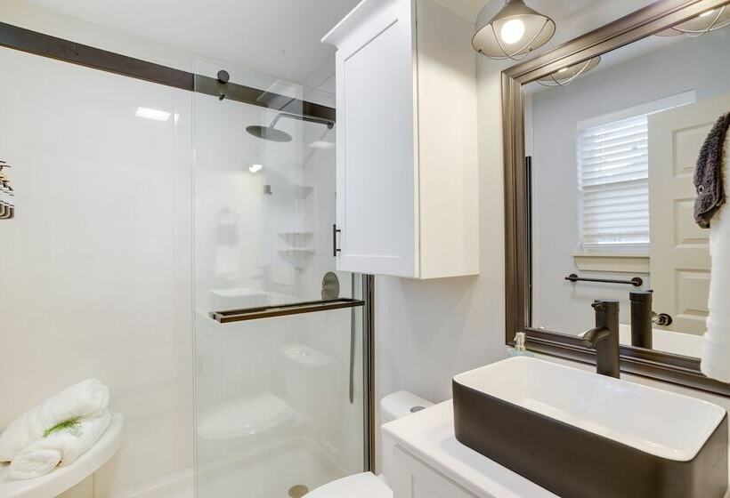 Dog Friendly Home In The Woodlands W/ Fenced Yard!