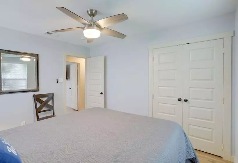 Dog Friendly Home In The Woodlands W/ Fenced Yard!