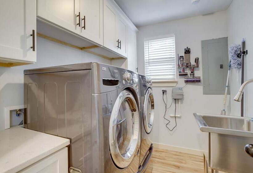 Dog Friendly Home In The Woodlands W/ Fenced Yard!