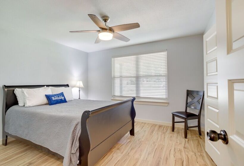 Dog Friendly Home In The Woodlands W/ Fenced Yard!