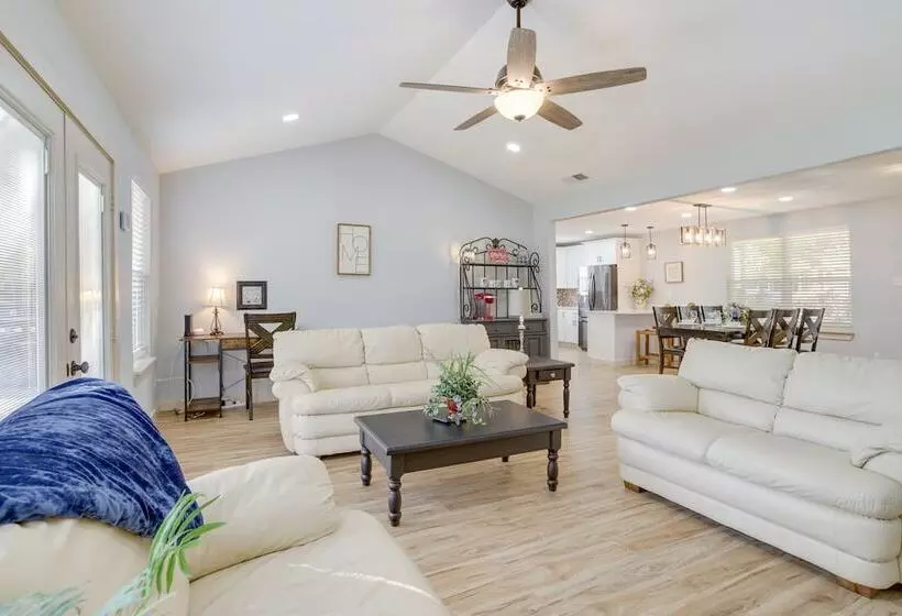 Dog Friendly Home In The Woodlands W/ Fenced Yard!