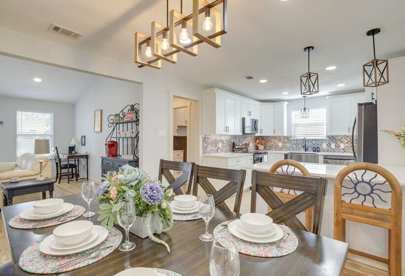 Dog Friendly Home In The Woodlands W/ Fenced Yard!