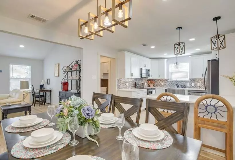 Dog Friendly Home In The Woodlands W/ Fenced Yard!