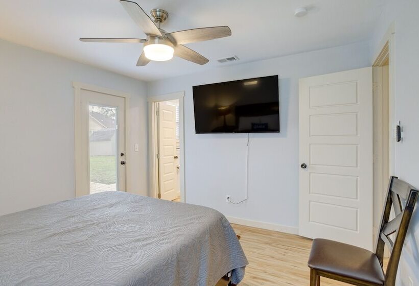 Dog Friendly Home In The Woodlands W/ Fenced Yard!