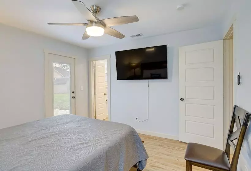 Dog Friendly Home In The Woodlands W/ Fenced Yard!