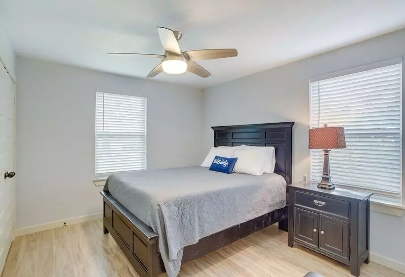 Dog Friendly Home In The Woodlands W/ Fenced Yard!