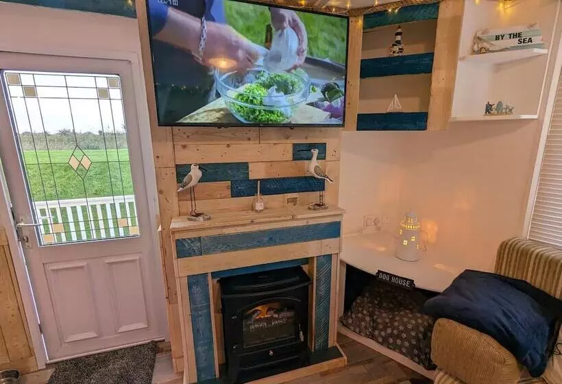 Driftwood Cabin Dog Friendly, Anderby Creek