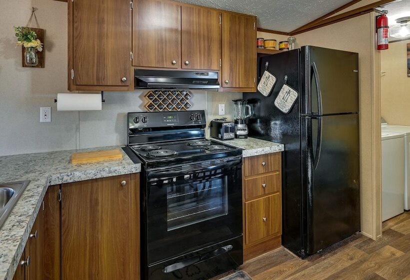 Grand Canyon Junction Home W/ Swing Set & Grill!