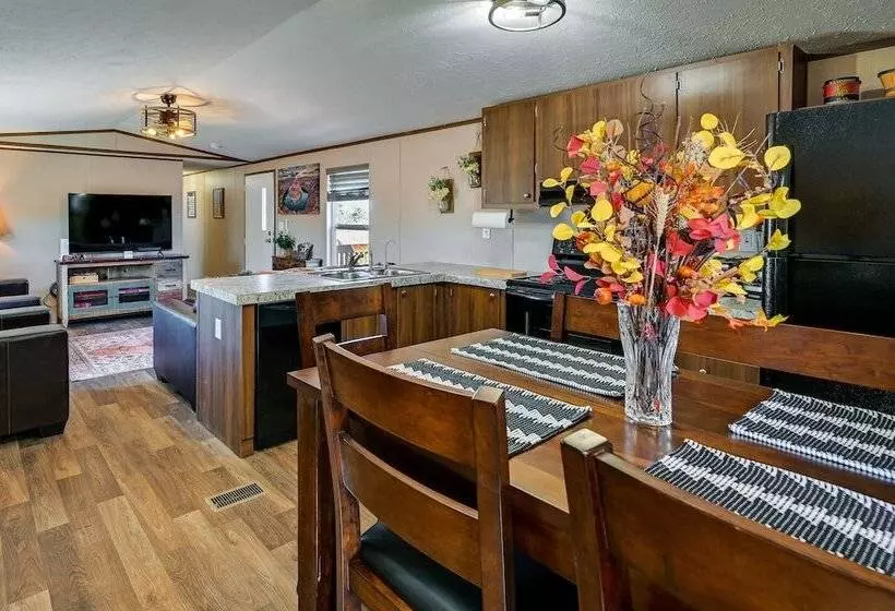 Grand Canyon Junction Home W/ Swing Set & Grill!