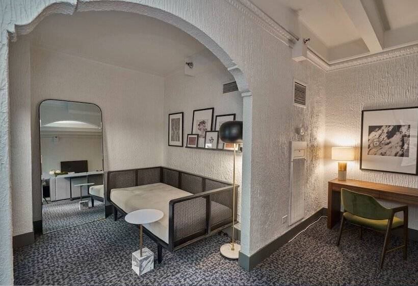 فندق Magnificent Mile Suites