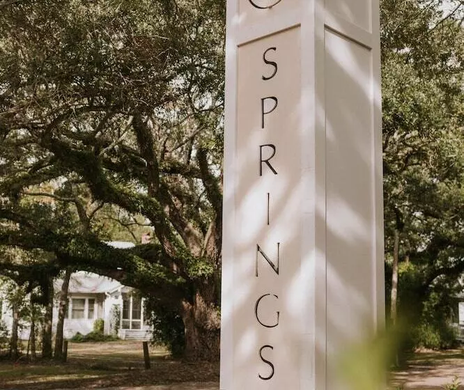 ホテル The Springs