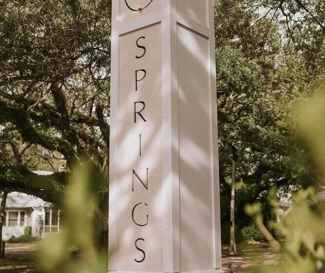 ホテル The Springs