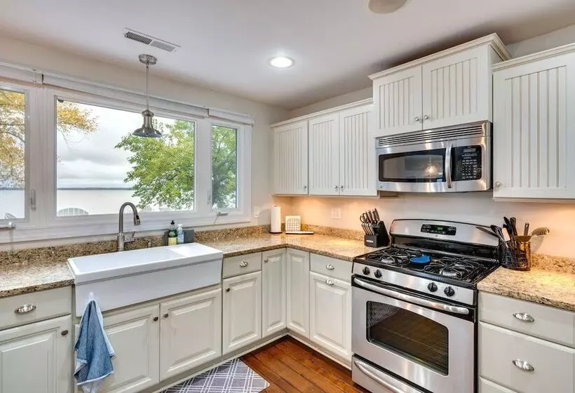 Lakefront Edgerton Cottage W/ Deck & Grill!