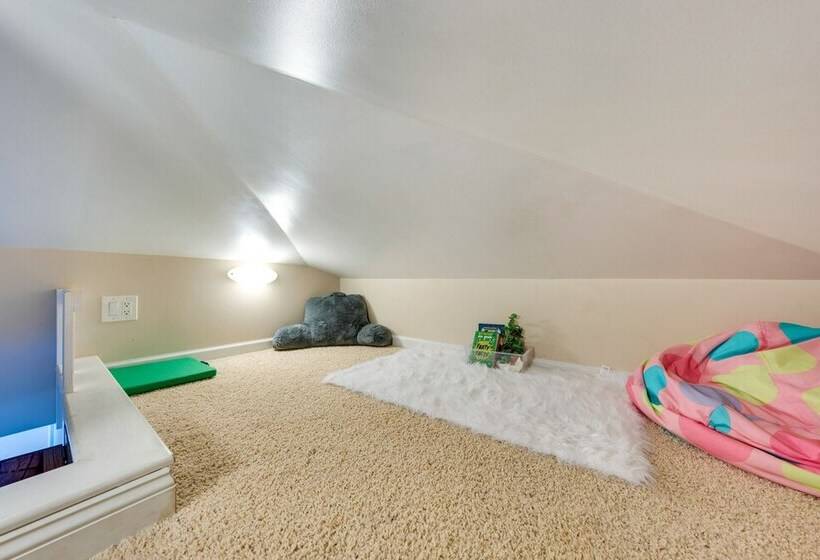 Lakefront Edgerton Cottage W/ Deck & Grill!