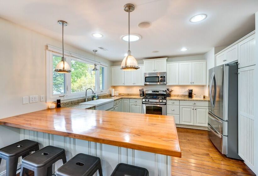 Lakefront Edgerton Cottage W/ Deck & Grill!