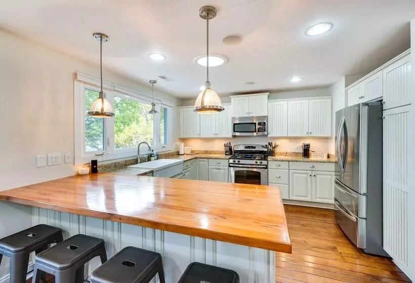 Lakefront Edgerton Cottage W/ Deck & Grill!