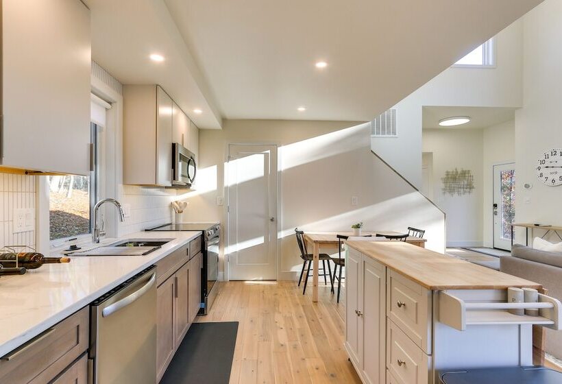 Modern Berkeley Springs Cabin W/ Private Hot Tub!