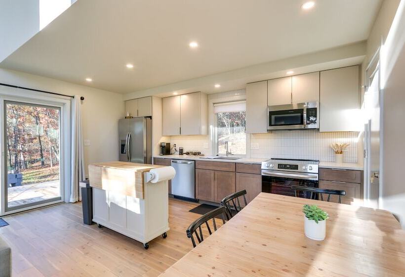 Modern Berkeley Springs Cabin W/ Private Hot Tub!