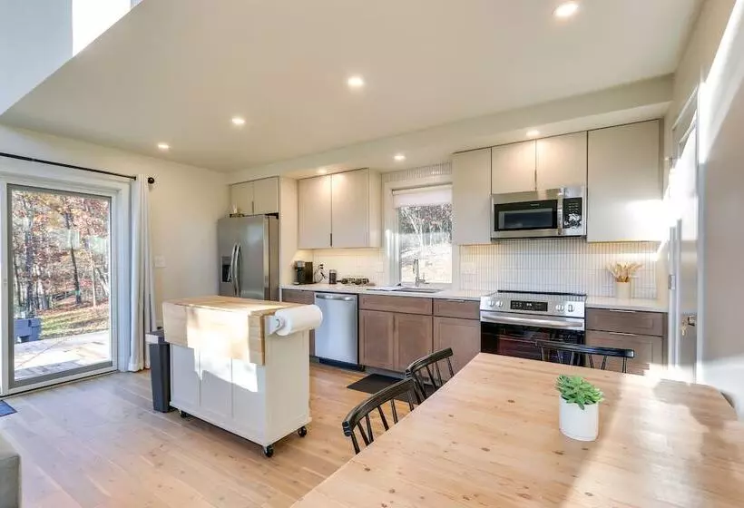 Modern Berkeley Springs Cabin W/ Private Hot Tub!