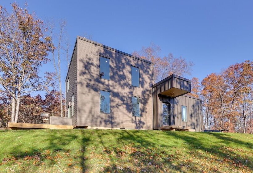 Modern Berkeley Springs Cabin W/ Private Hot Tub!