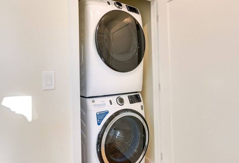 Modern Berkeley Springs Cabin W/ Private Hot Tub!