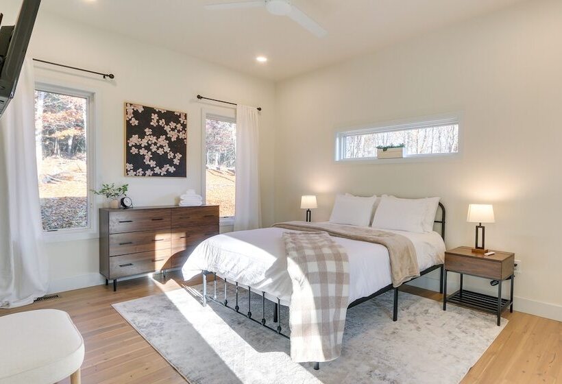 Modern Berkeley Springs Cabin W/ Private Hot Tub!