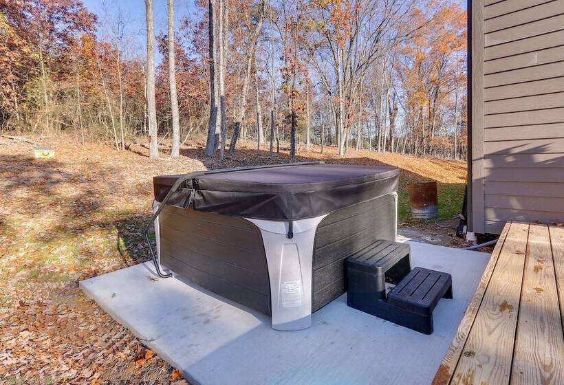 Modern Berkeley Springs Cabin W/ Private Hot Tub!