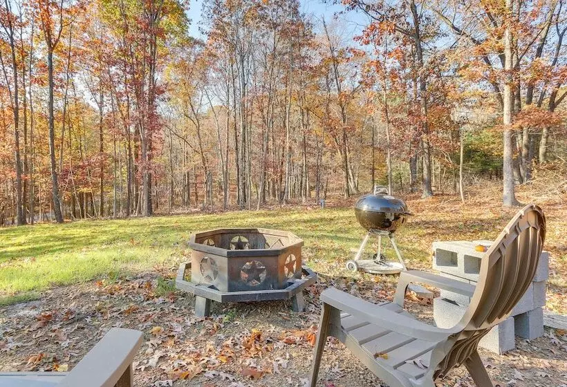 Modern Berkeley Springs Cabin W/ Private Hot Tub!