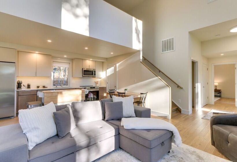 Modern Berkeley Springs Cabin W/ Private Hot Tub!