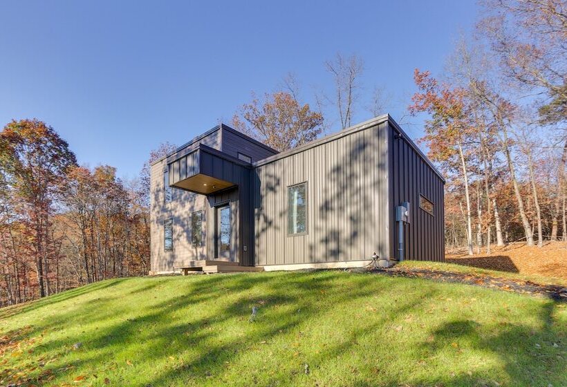 Modern Berkeley Springs Cabin W/ Private Hot Tub!