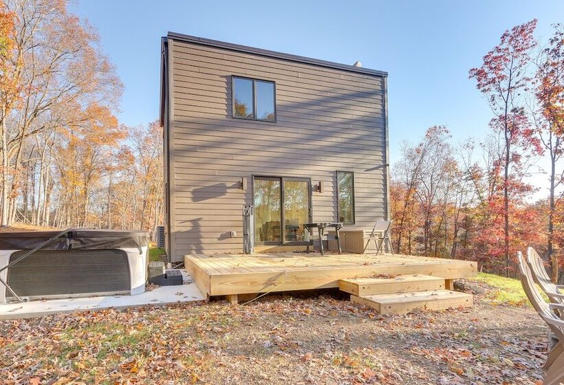 Modern Berkeley Springs Cabin W/ Private Hot Tub!
