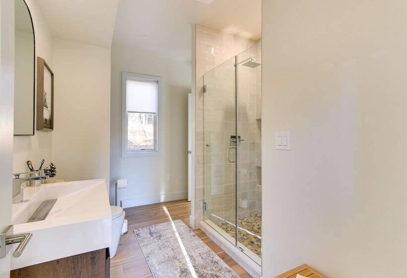 Modern Berkeley Springs Cabin W/ Private Hot Tub!