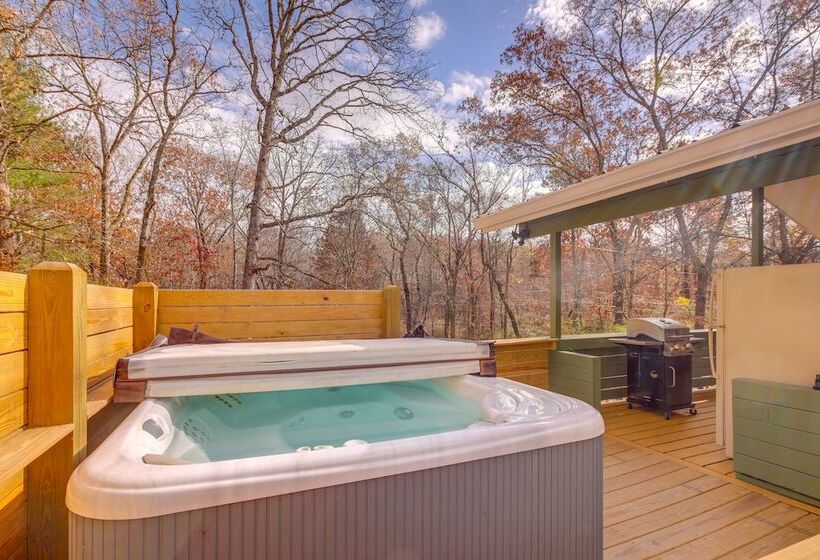 Pet Friendly Chattanooga Cabin W/ Hot Tub & Kayaks