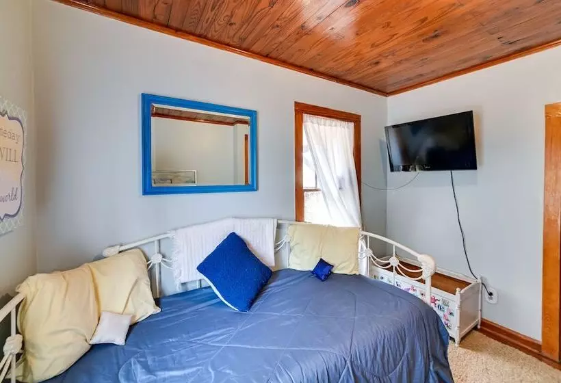 Pet Friendly Gleason Home W/ Hot Tub & Fire Pit!
