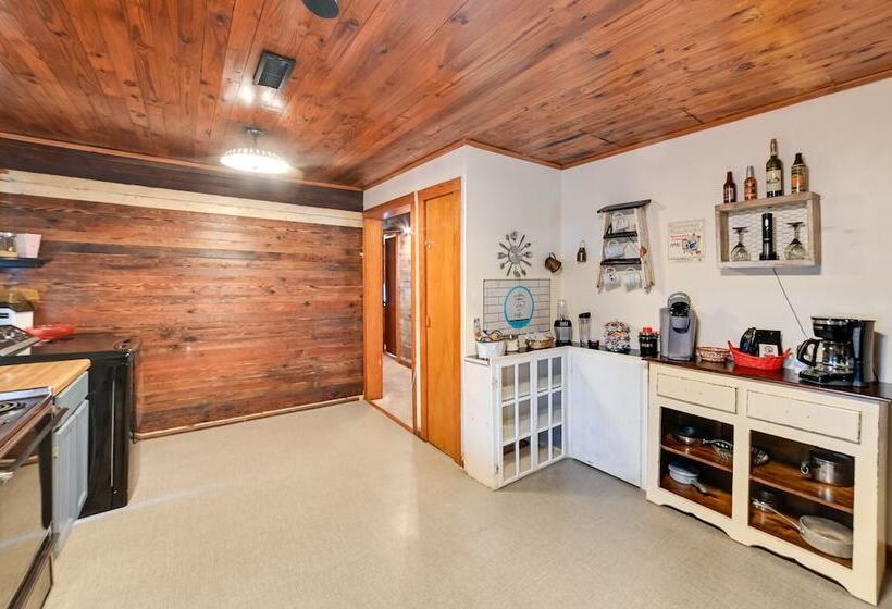 Pet Friendly Gleason Home W/ Hot Tub & Fire Pit!