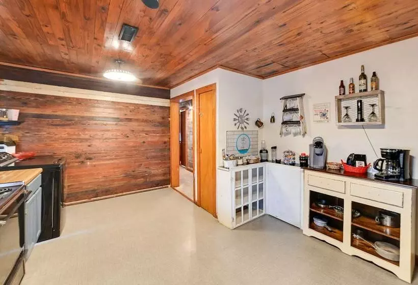 Pet Friendly Gleason Home W/ Hot Tub & Fire Pit!