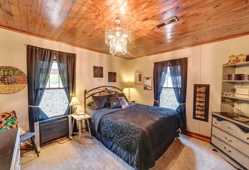 Pet Friendly Gleason Home W/ Hot Tub & Fire Pit!