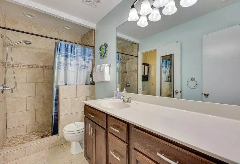 Pet Friendly Southport Home W/ Deck: 8 Mi To Beach