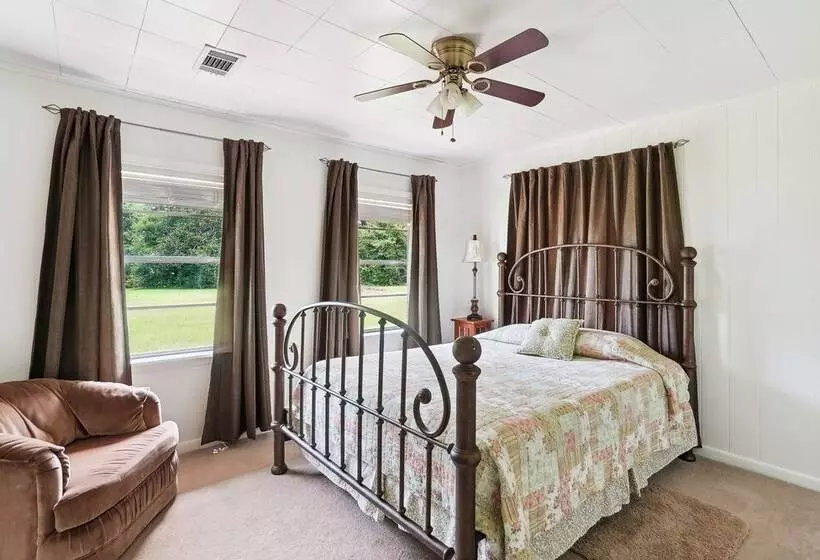 Private Lakefront Escape: Covered Patio, Fire Pit!
