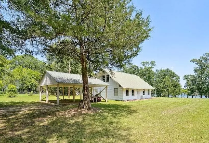 Private Lakefront Escape: Covered Patio, Fire Pit!